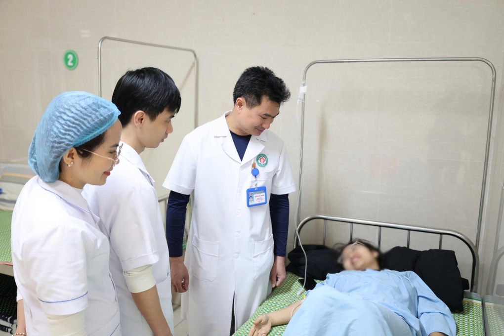 1 giờ giành giật sự sống cho sản phụ vỡ thai ngoài tử cung - 1