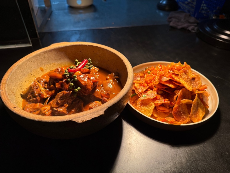 Thạc sĩ 30 tuổi bỏ lương 125 triệu đồng/tháng đi bán cơm quê: 1 ngày đi 20.000 bước bưng đồ ăn, doanh thu 700 triệu đồng/tuần- Ảnh 2.