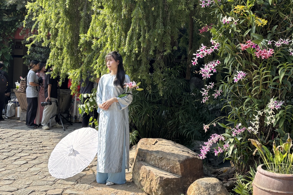 10 cụm từ tiếng Anh sinh động để diễn tả xu hướng chụp áo dài Tết 2026 - 1