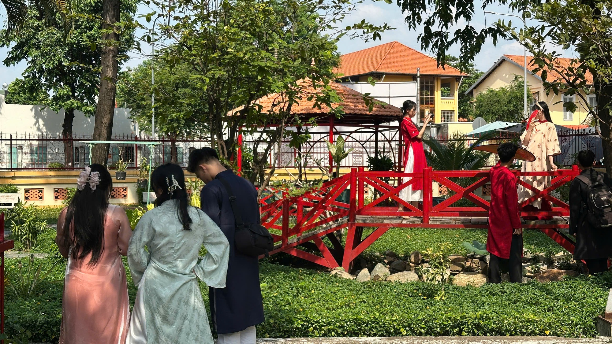 10 địa điểm chụp ảnh Tết miễn phí đang gây bão tại TP.HCM, vừa cổ kính lại đẹp tựa phim trường- Ảnh 1.