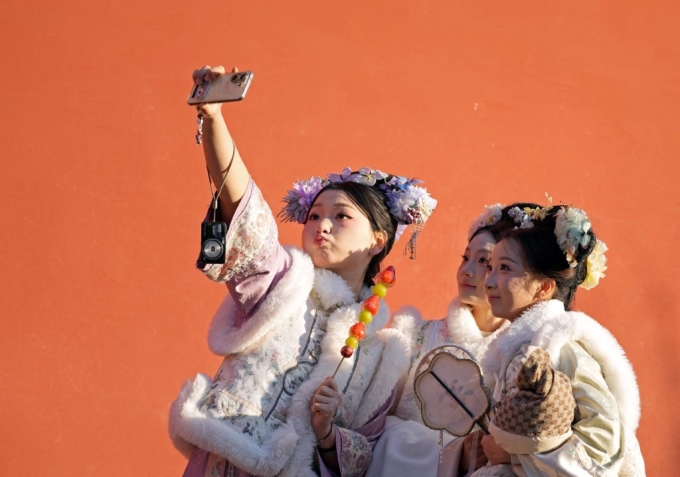 Các cô gái Trung Quốc mặc Hán phục chụp ảnh tại Cố Cung, Bắc Kinh, ngày 3/1. Ảnh: AFP