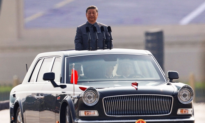 Chủ tịch Trung Quốc Tập Cận Bình duyệt đội hình trong lễ duyệt binh tại Bắc Kinh ngày 3/9. Ảnh: Reuters