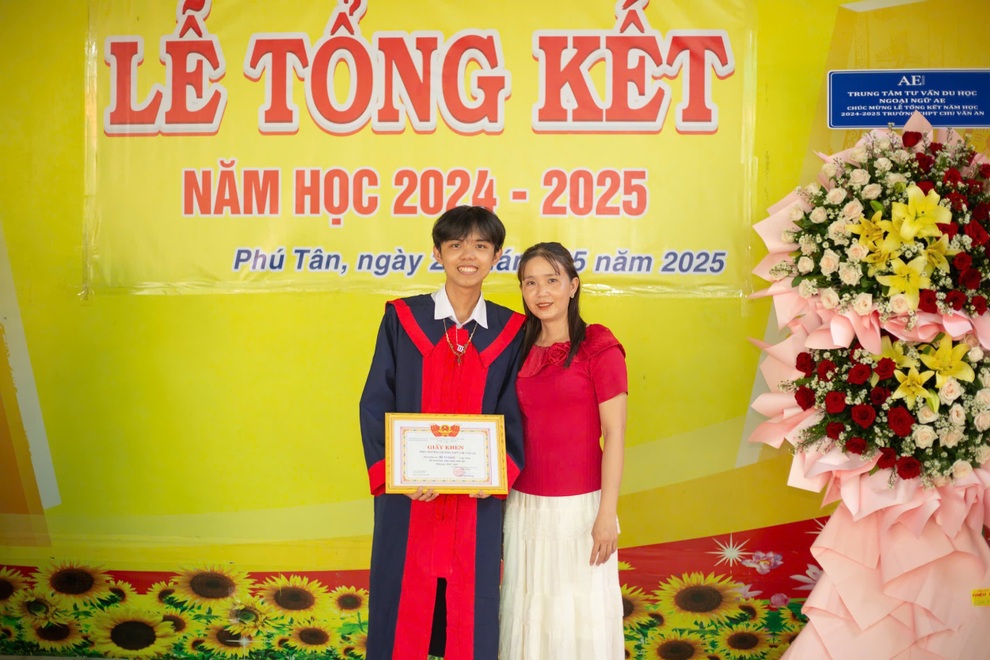 10 năm tự học để cố thoát nghèo của chàng thủ khoa có 2 điểm 10 - 1