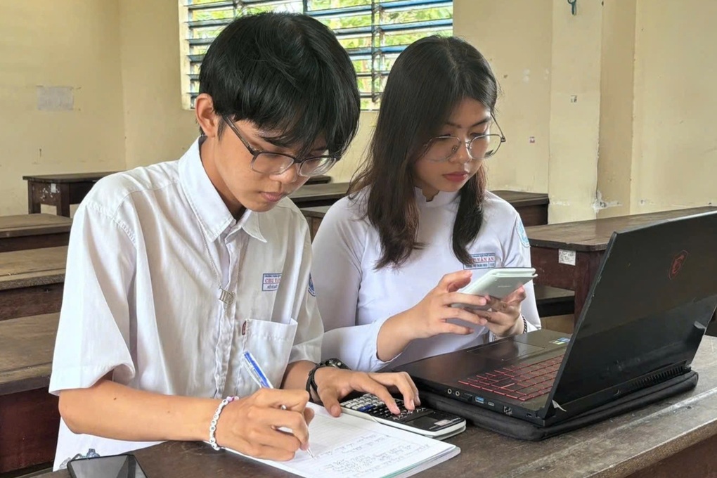 10 năm tự học để cố thoát nghèo của chàng thủ khoa có 2 điểm 10 - 2