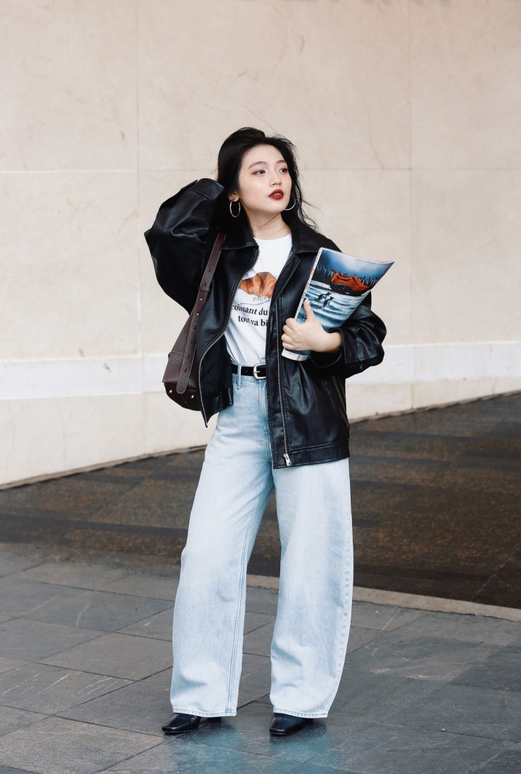 10 thiết kế thời trang bán chạy nhất 2025 1 Theo thống kê của Vogue và Lyst, áo khoác da là mặt hàng bán chạy năm nay. Những người nổi tiếng như Rosie Huntington-Whitely, Vittoria Ceretti, Emily Ratajkowski và Kendall Jenner góp phần lăng xê, khiến chúng trở nên hot hơn từ đầu quý 3. Về kiểu dáng, áo boxy hoặc quá khổ là xu hướng hot.