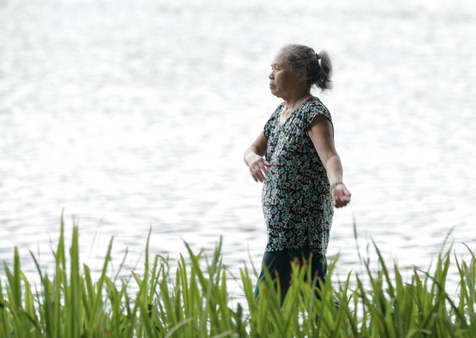 Chỉ cần 20-30 phút đi bộ nhanh cũng giúp cải thiện lưu thông máu và hạ huyết áp. Ảnh: Ngọc Thành