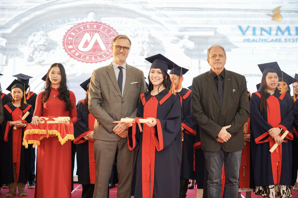 100 bác sĩ quốc tế nhận chứng chỉ đào tạo gây tê - giảm đau tại Vinmec - 1