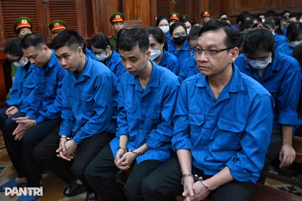 100 bị cáo hầu tòa trong vụ làm giả phiếu thử nghiệm cho kẹo Kera, sữa Hiup - 1