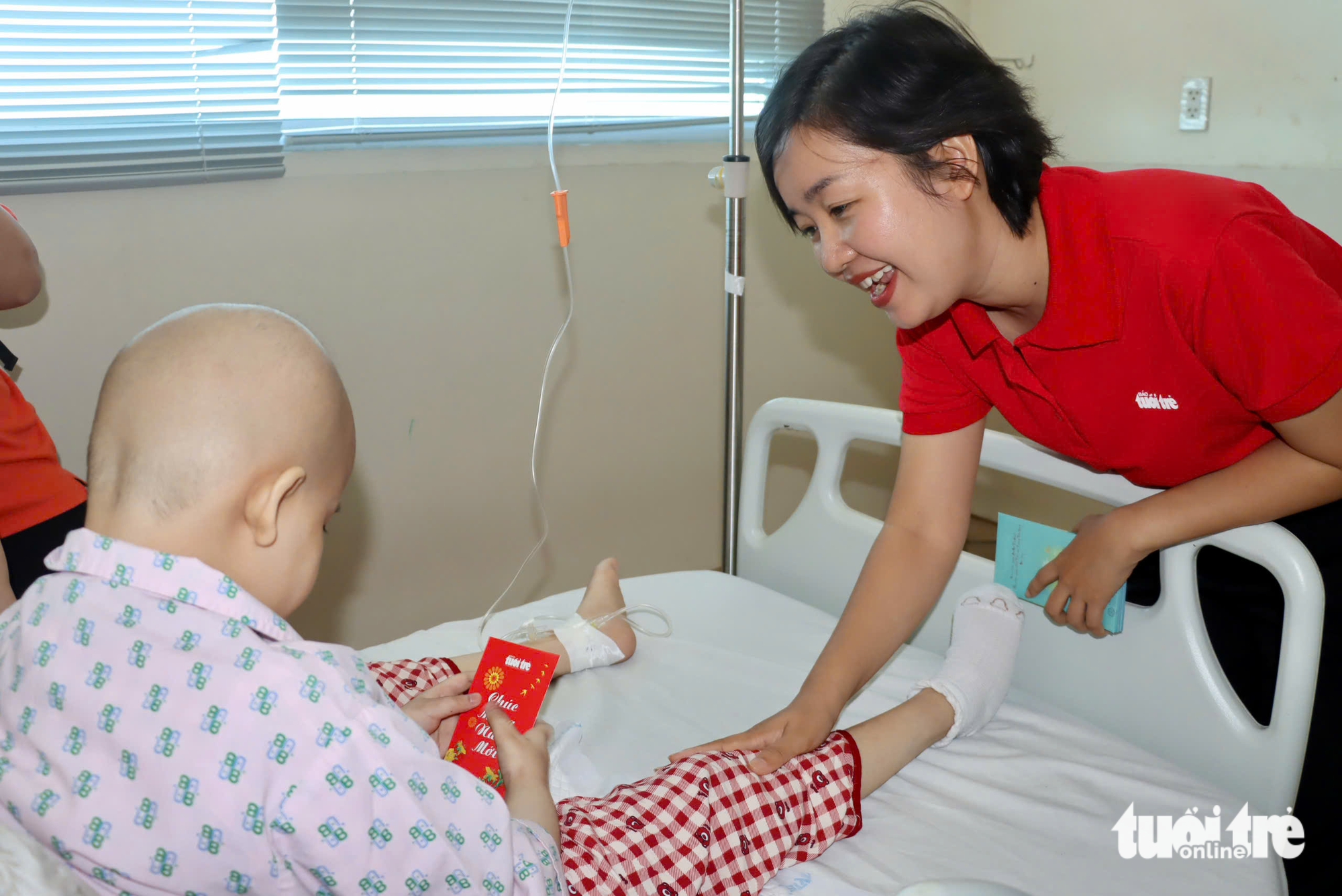 100 phần quà nghĩa tình, mang Tết ấm áp đến các bệnh nhi Bệnh viện Ung bướu TP.HCM - Ảnh 2.