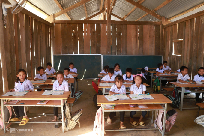 Học sinh điểm trường 179, trường Tiểu học Liêng Srônh, xã Đam Rông 2 đang học bài, ngày 30/12/2025. Ảnh: Nga Thanh