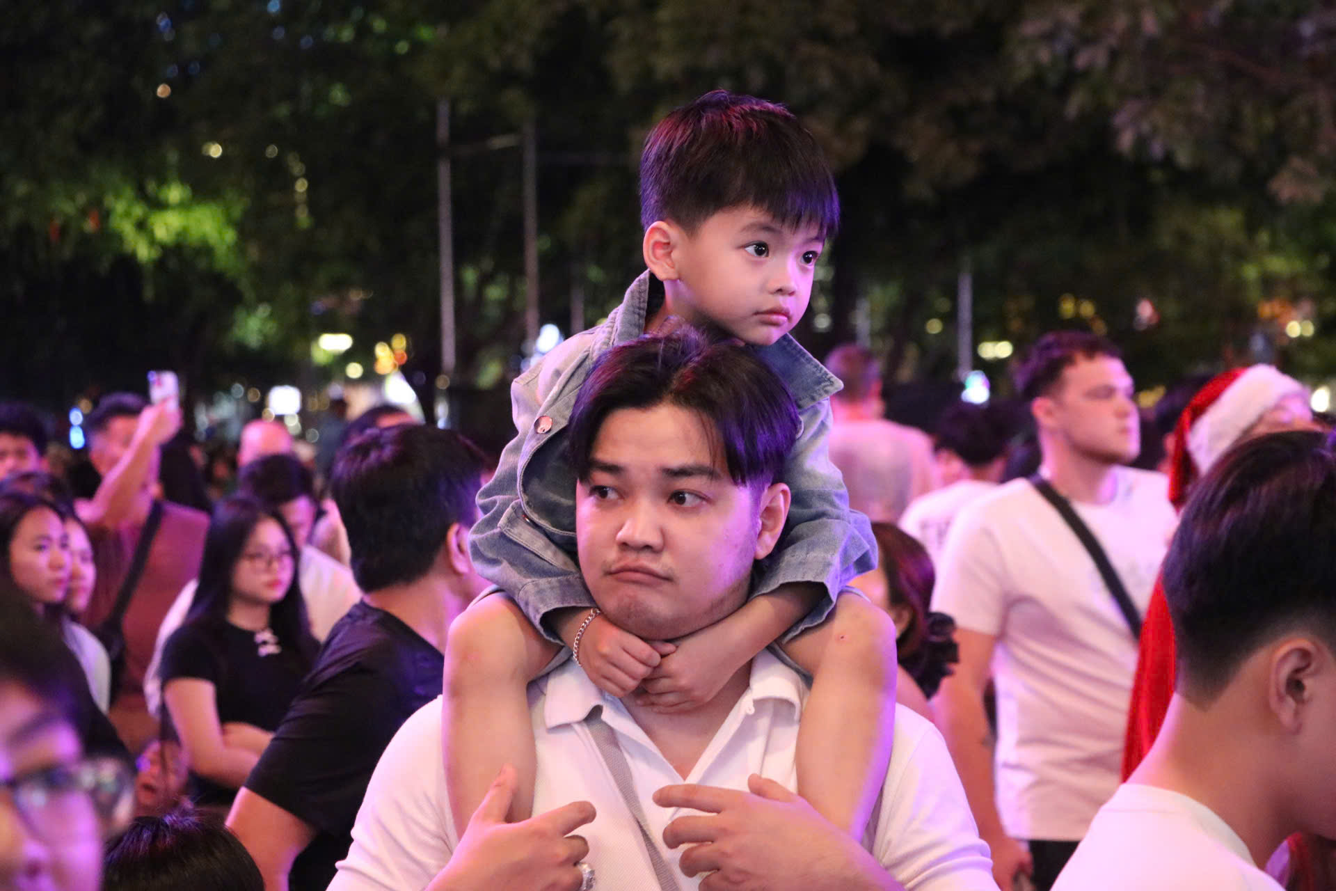 Háo hức chờ đón xem pháo hoa mừng năm mới 2026 - Ảnh 11.