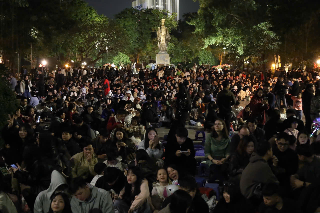 Háo hức chờ đón xem pháo hoa mừng năm mới 2026 - Ảnh 12.