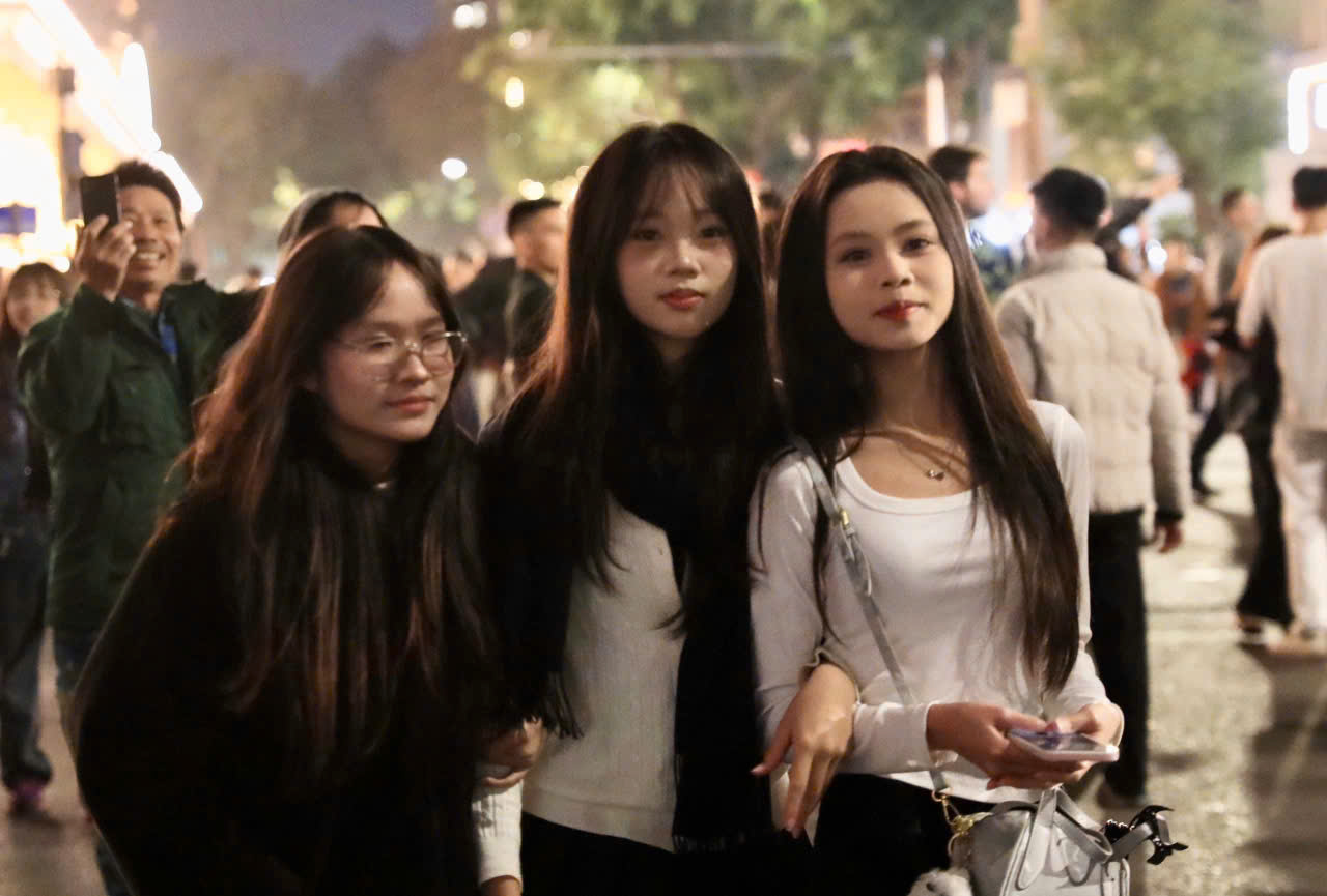 Háo hức chờ đón xem pháo hoa mừng năm mới 2026 - Ảnh 16.