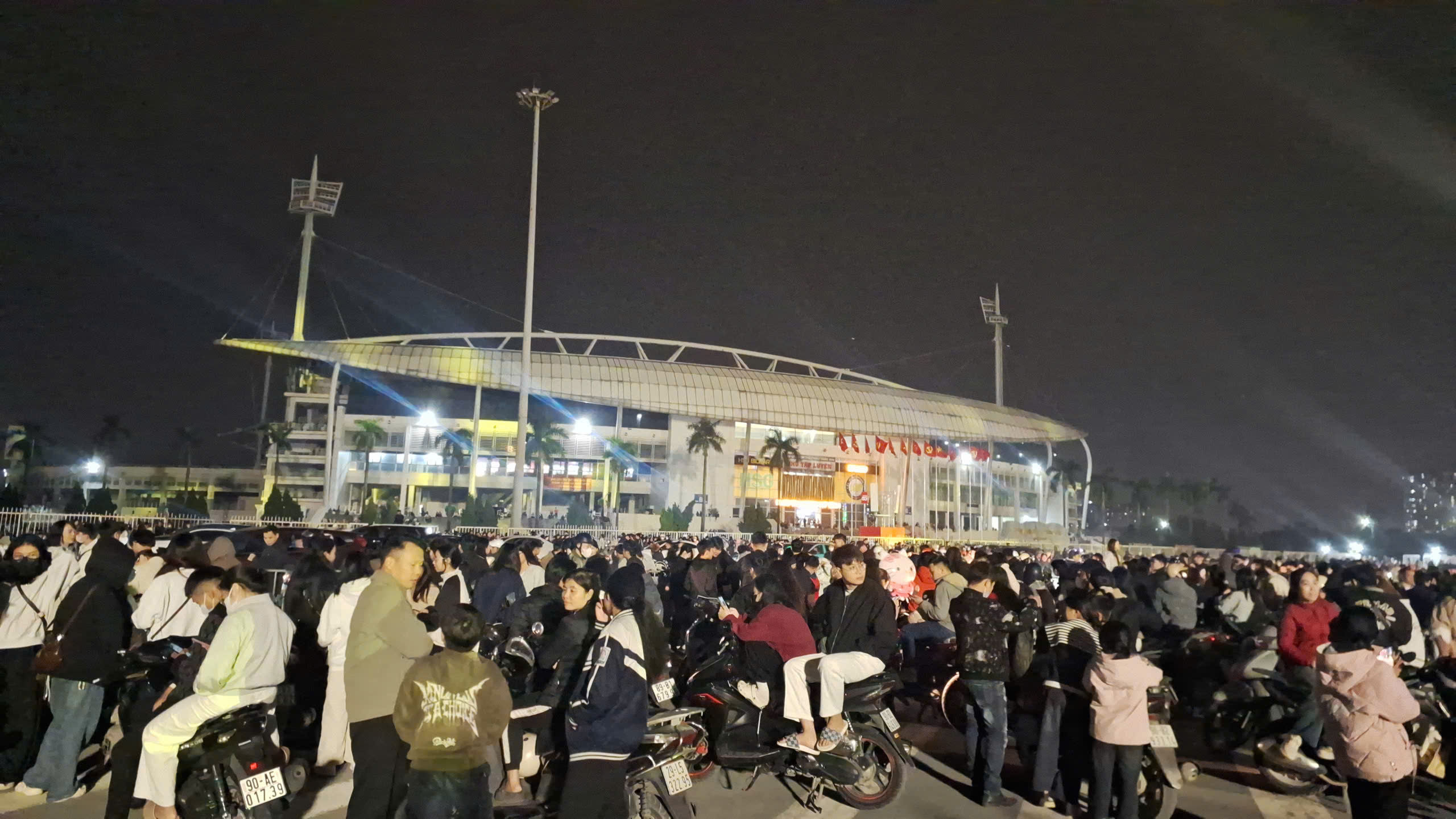 Háo hức chờ đón xem pháo hoa mừng năm mới 2026 - Ảnh 18.