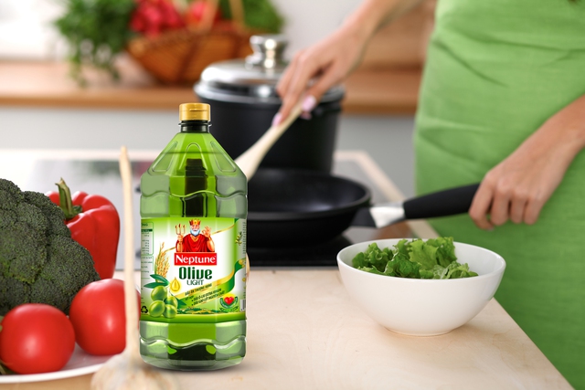 Với công thức kết hợp dầu ô-liu nguyên chất và dầu gạo lứt, loại dầu mới này giúp nâng tầm gian bếp- Ảnh 3.