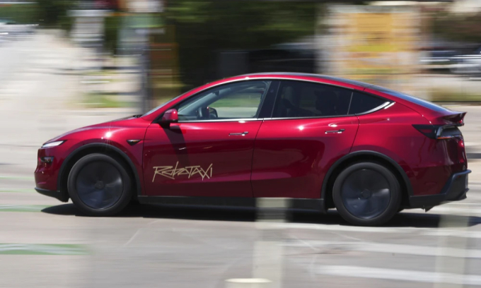 Một chiếc Robotaxi của Tesla chạy trên phố ở Austin, Texas. Ảnh: AP