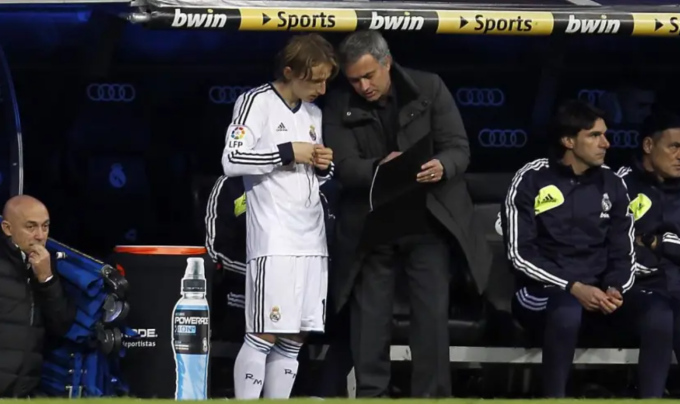 HLV Jose Mourinho chuẩn bị tung Luka Modric vào sân. Ảnh: Marca