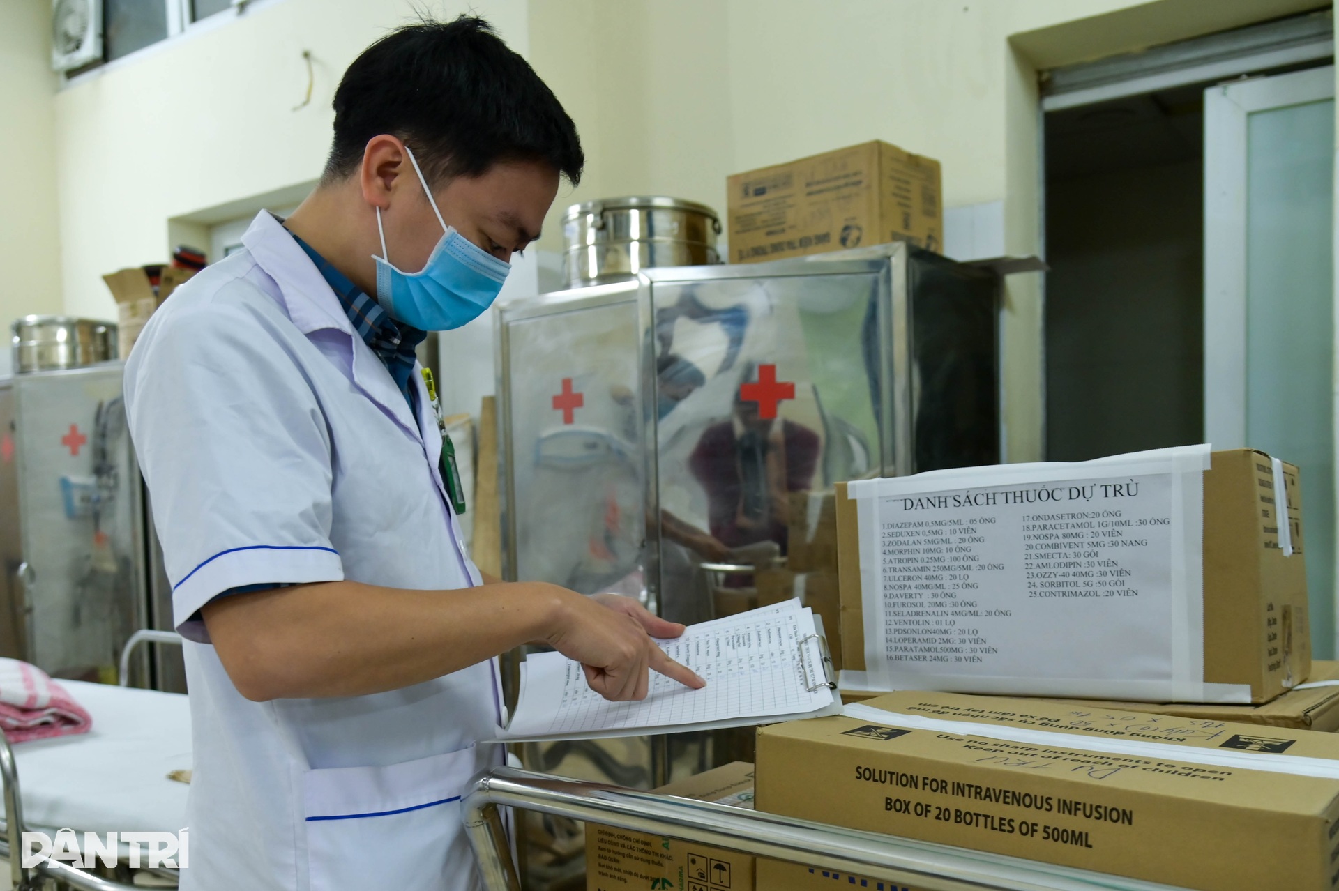 Đêm trắng của y bác sĩ trong ca trực đón năm mới 2026 - 2