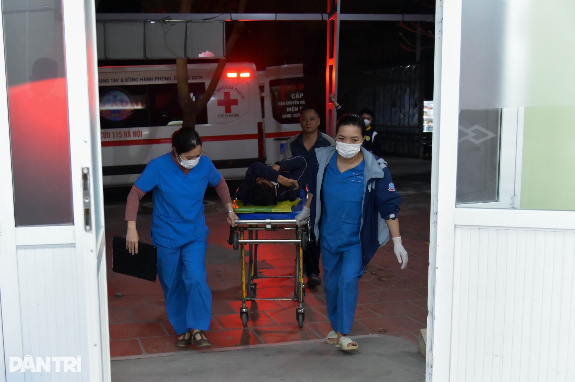 Đêm trắng của y bác sĩ trong ca trực đón năm mới 2026 - 5