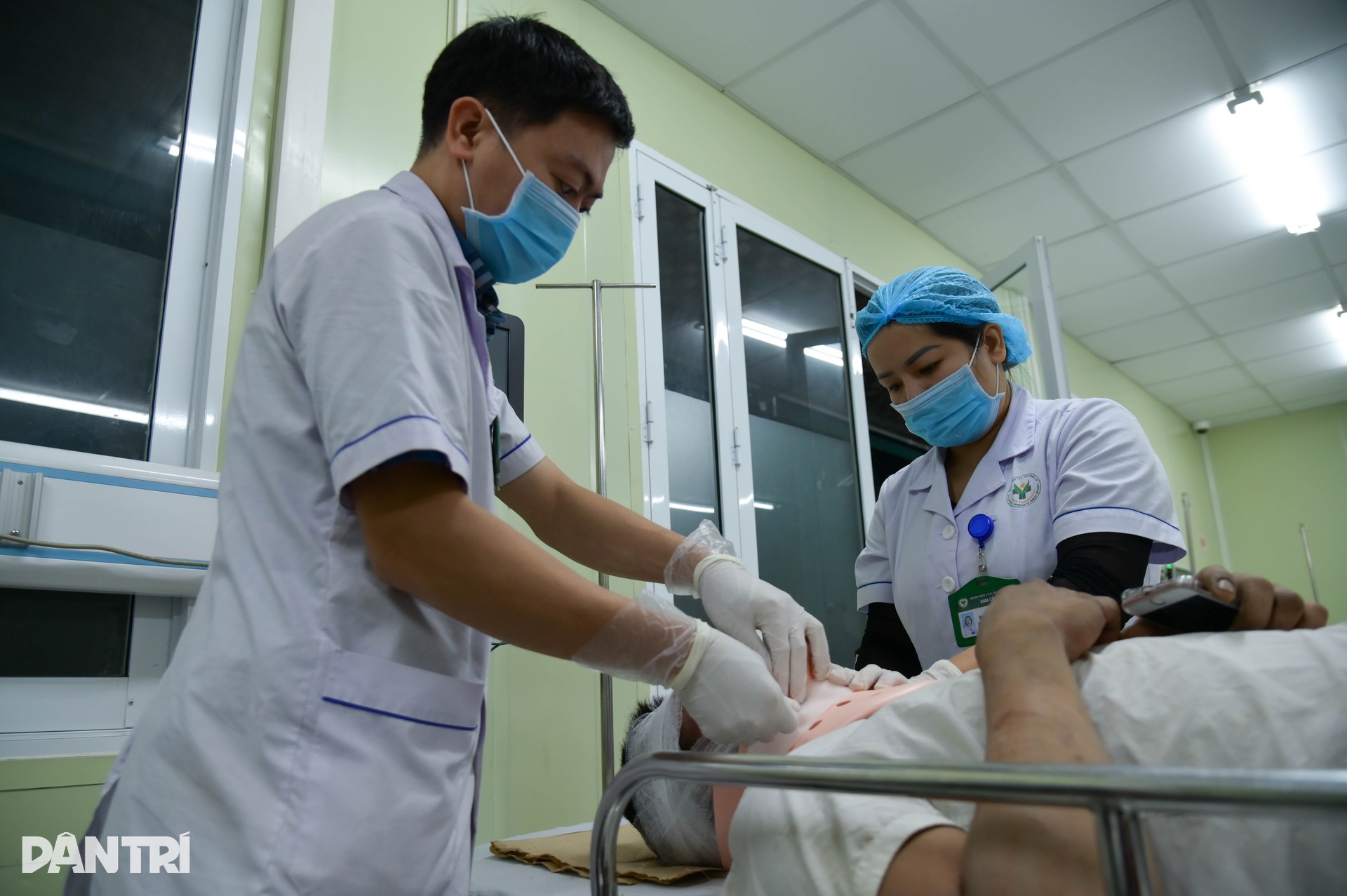 Đêm trắng của y bác sĩ trong ca trực đón năm mới 2026 - 6