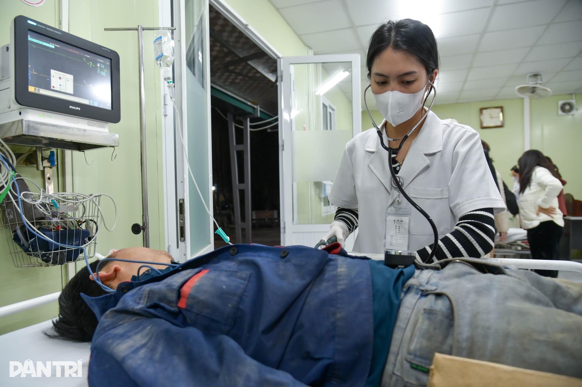 Đêm trắng của y bác sĩ trong ca trực đón năm mới 2026 - 10