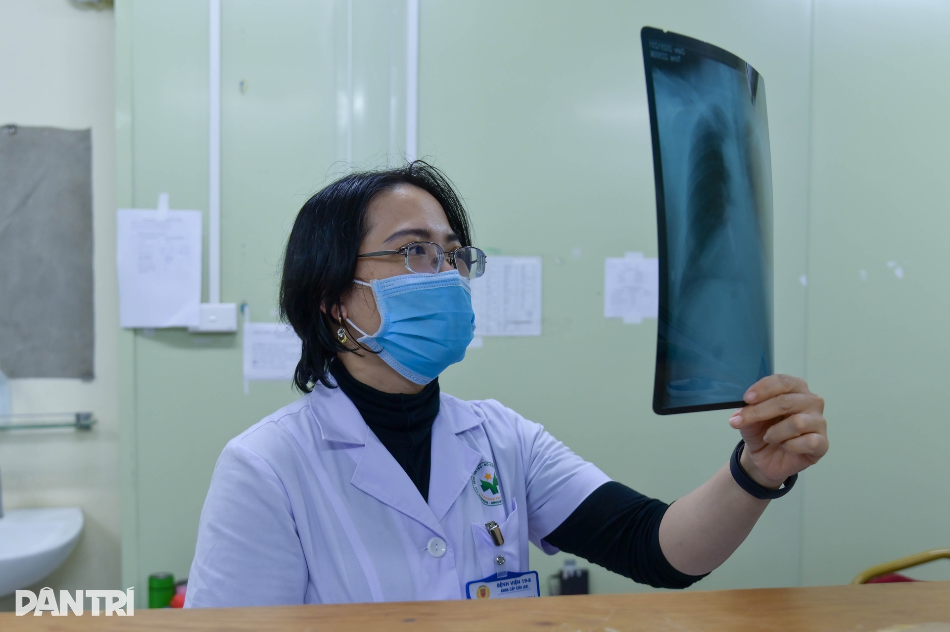 Đêm trắng của y bác sĩ trong ca trực đón năm mới 2026 - 12