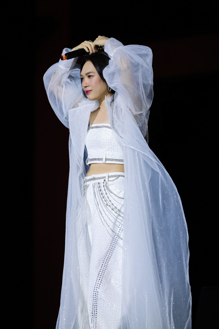 Mỹ Tâm cởi phăng áo khoe trọn visual nữ thần, set diễn đỉnh cao “tiễn” 2025 tại HOZO CITY TẾT FEST- Ảnh 5.