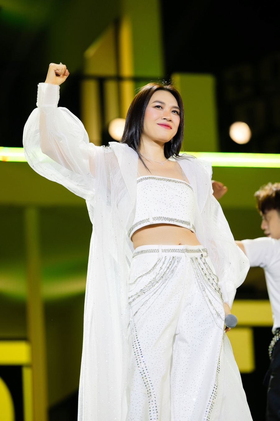 Mỹ Tâm cởi phăng áo khoe trọn visual nữ thần, set diễn đỉnh cao “tiễn” 2025 tại HOZO CITY TẾT FEST- Ảnh 7.