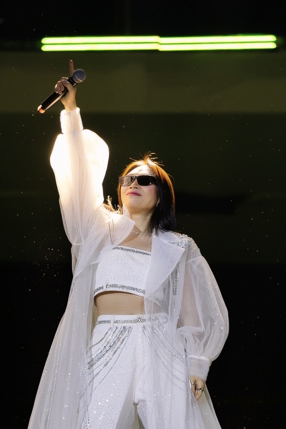 Mỹ Tâm cởi phăng áo khoe trọn visual nữ thần, set diễn đỉnh cao “tiễn” 2025 tại HOZO CITY TẾT FEST- Ảnh 8.