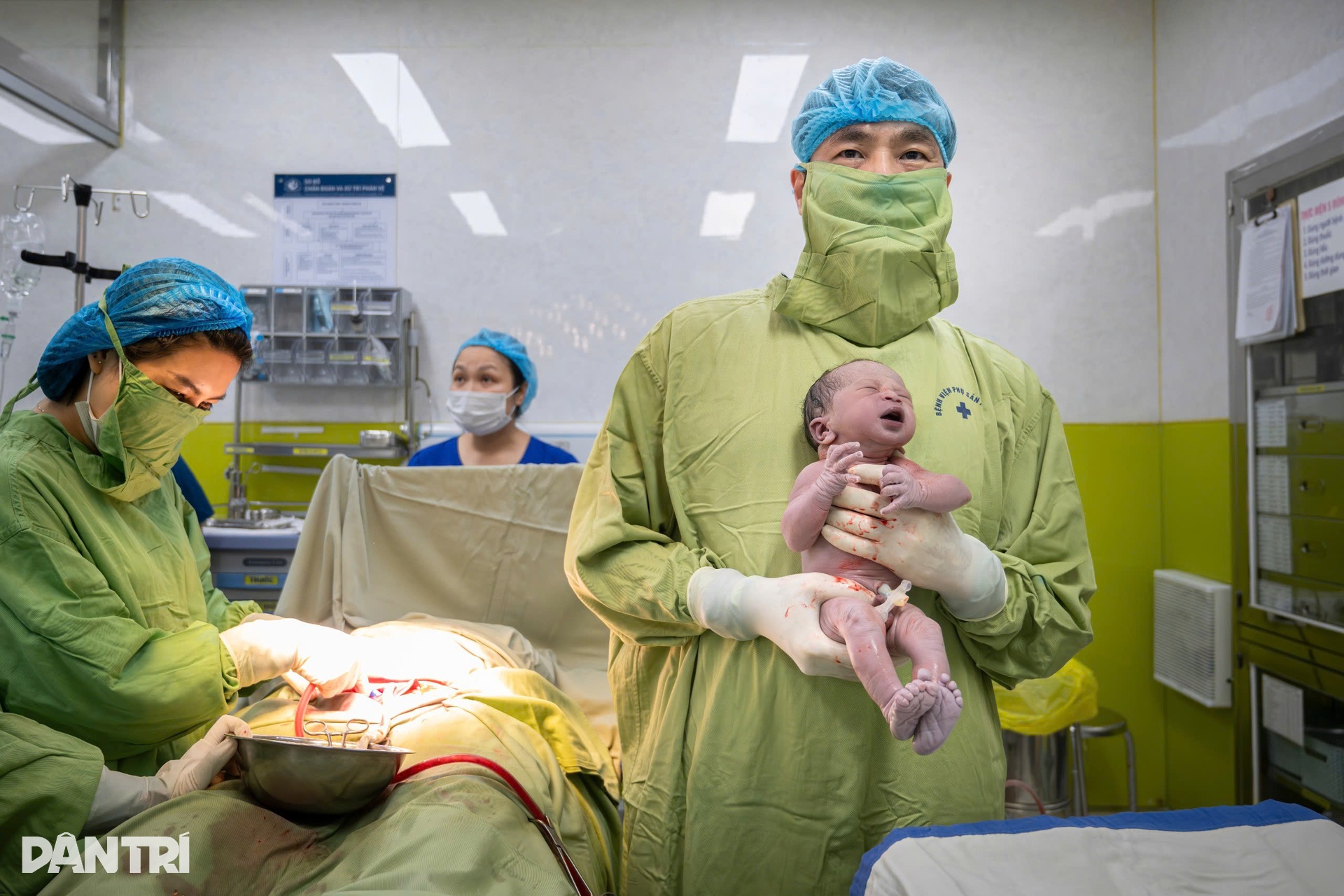 Vỡ òa khoảnh khắc những công dân 2026 đầu tiên của Việt Nam chào đời - 13