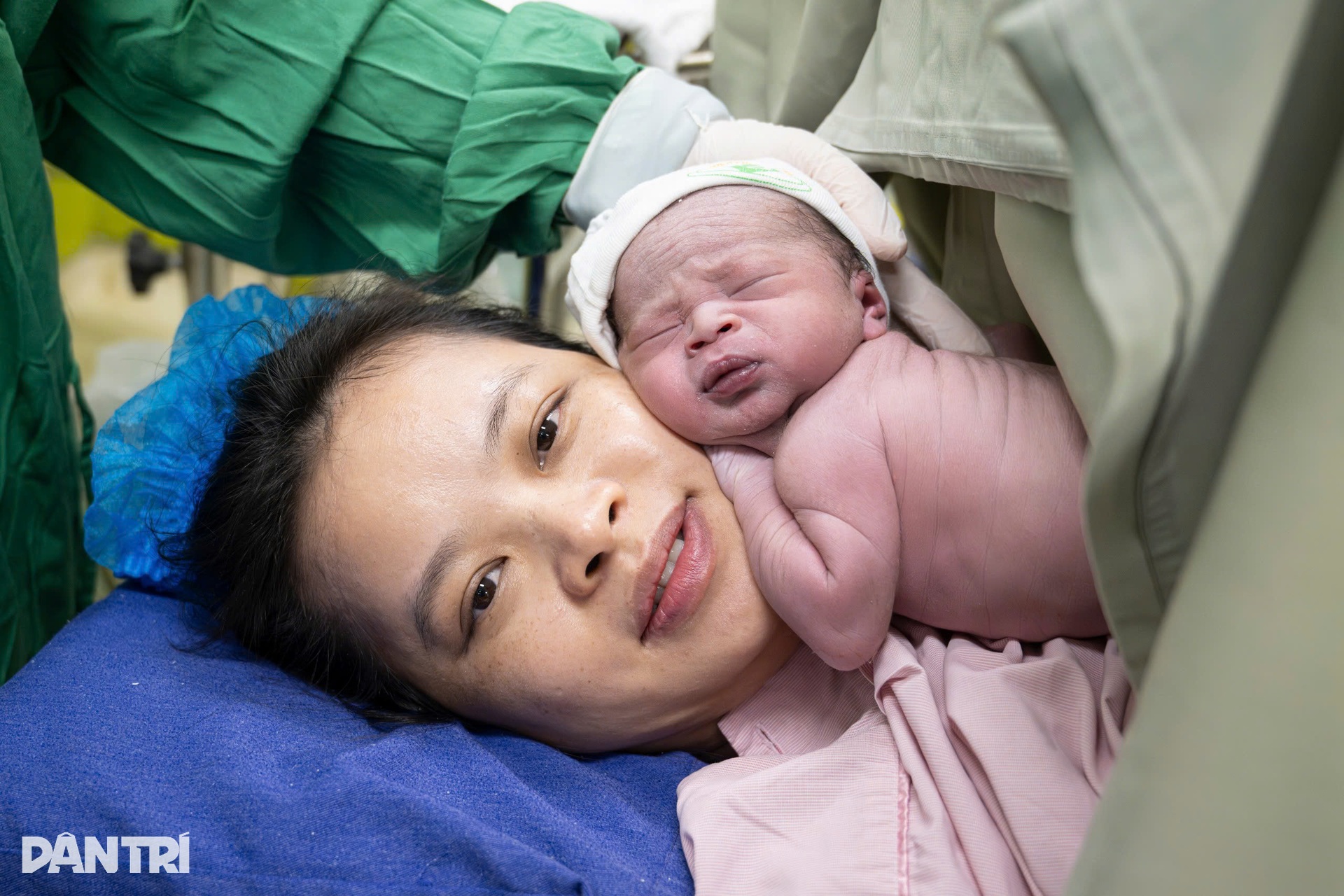 Vỡ òa khoảnh khắc những công dân 2026 đầu tiên của Việt Nam chào đời - 14
