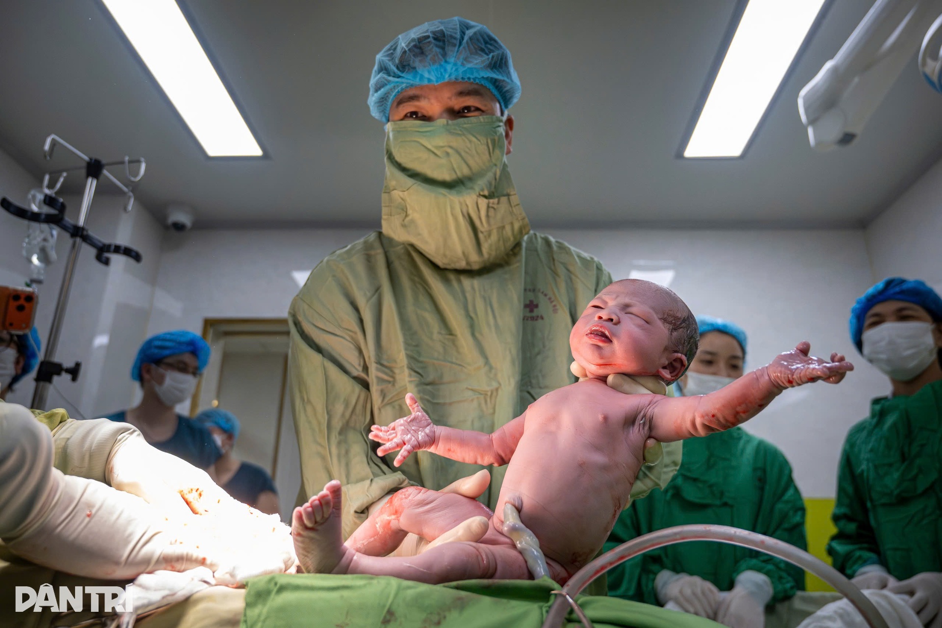 Vỡ òa khoảnh khắc những công dân 2026 đầu tiên của Việt Nam chào đời - 16