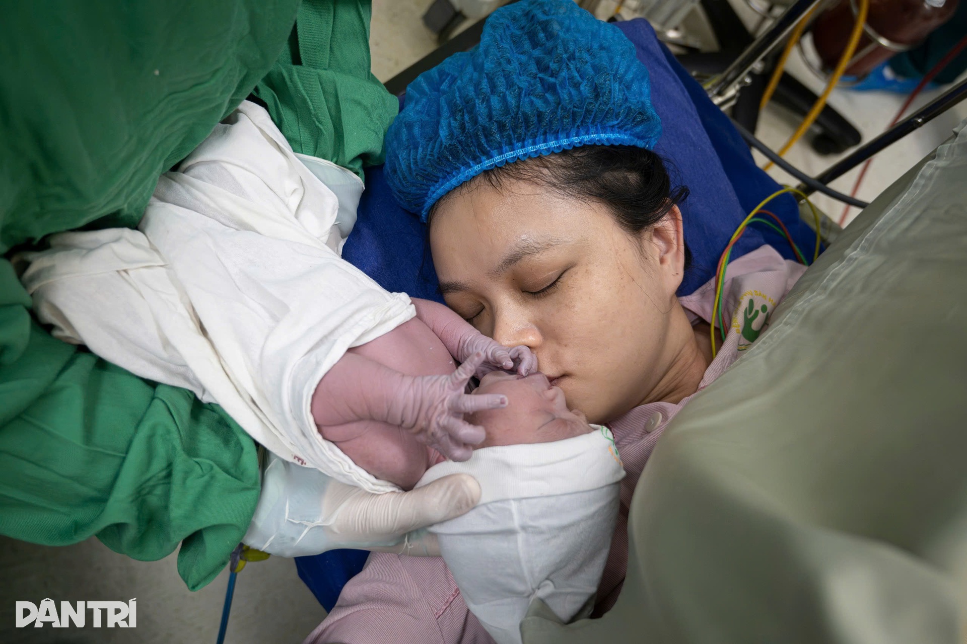 Vỡ òa khoảnh khắc những công dân 2026 đầu tiên của Việt Nam chào đời - 15