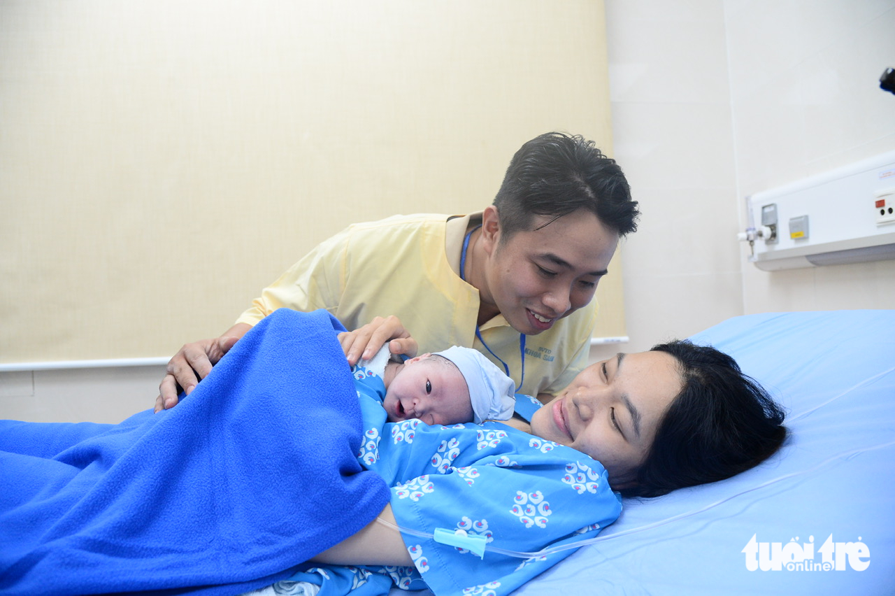 Vỡ òa hạnh phúc đón những em bé chào đời vào thời khắc năm mới 2026 2 Vỡ òa hạnh phúc đón những em bé chào đời vào thời khắc năm mới 2026 - Ảnh 2.