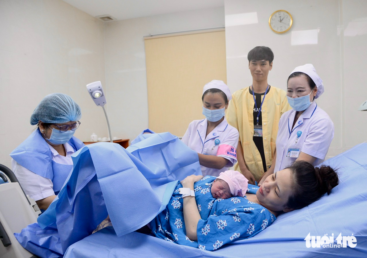 Vỡ òa hạnh phúc đón những em bé chào đời vào thời khắc năm mới 2026 3 Vỡ òa hạnh phúc khi đón những em bé chào đời vào thời khắc giao thừa năm Bính Ngọ - Ảnh 3.