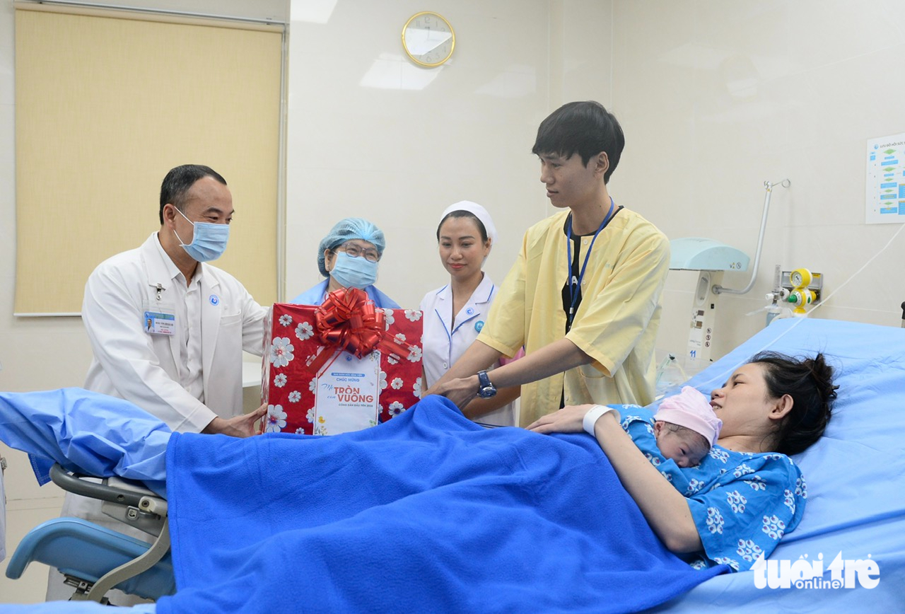 Vỡ òa hạnh phúc đón những em bé chào đời vào thời khắc năm mới 2026 5 Vỡ òa hạnh phúc đón những em bé chào đời vào thời khắc năm mới 2026 - Ảnh 5.