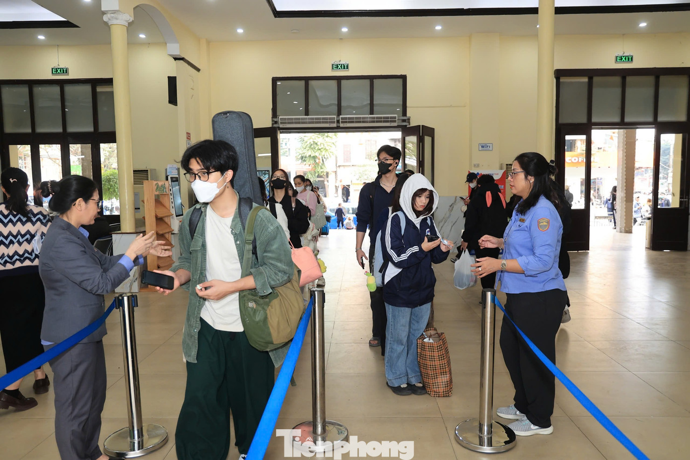 Nhiều người thích đi tàu để 'sống chậm' trong ngày cuối năm- Ảnh 2.