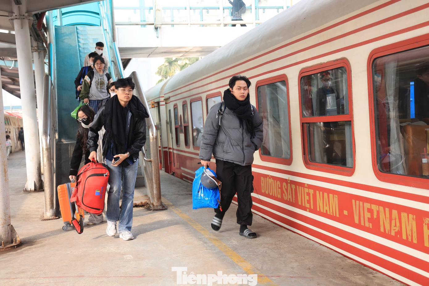 Nhiều người thích đi tàu để 'sống chậm' trong ngày cuối năm- Ảnh 3.