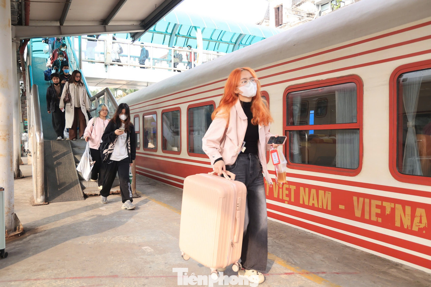 Nhiều người thích đi tàu để 'sống chậm' trong ngày cuối năm- Ảnh 5.