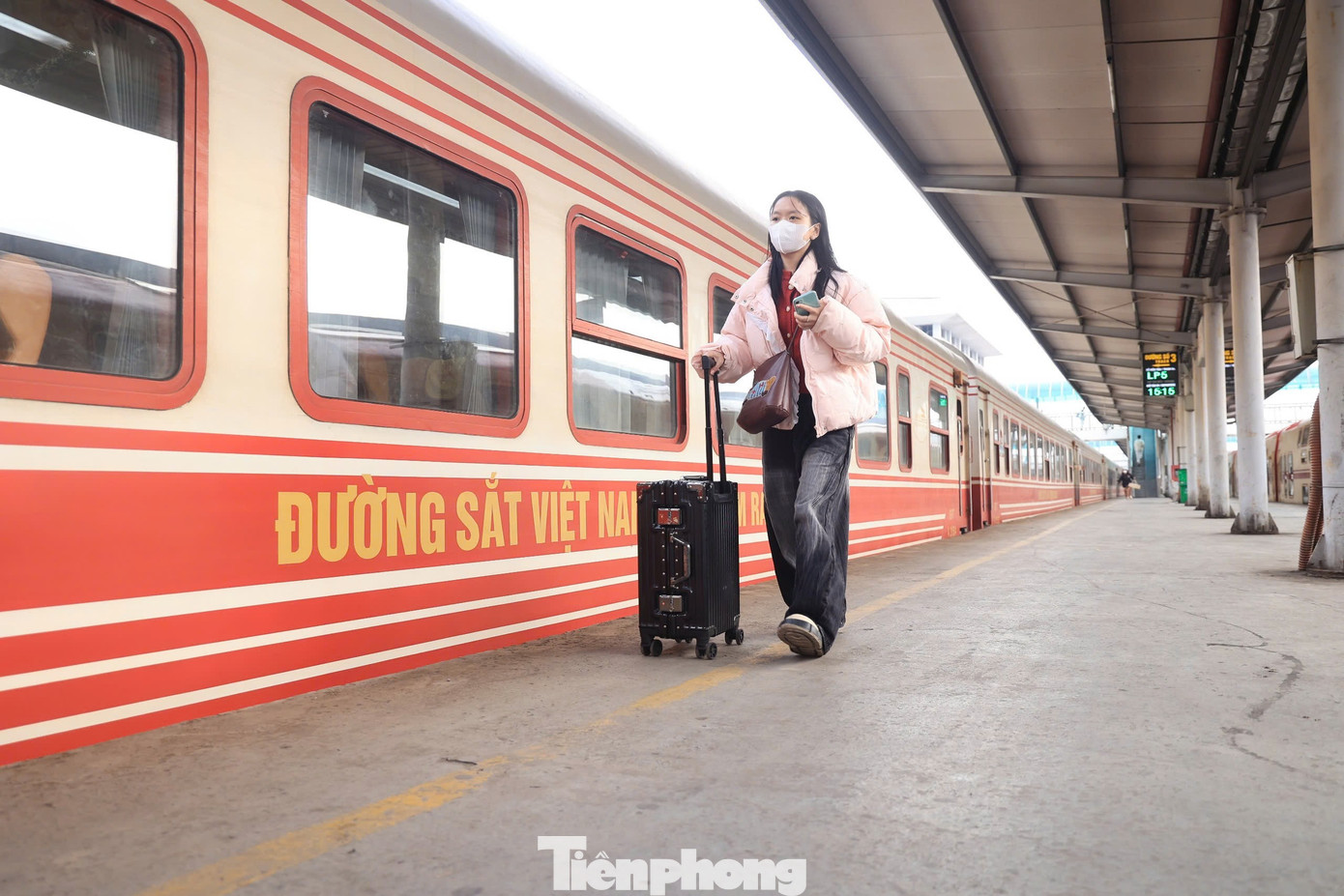 Nhiều người thích đi tàu để 'sống chậm' trong ngày cuối năm- Ảnh 7.