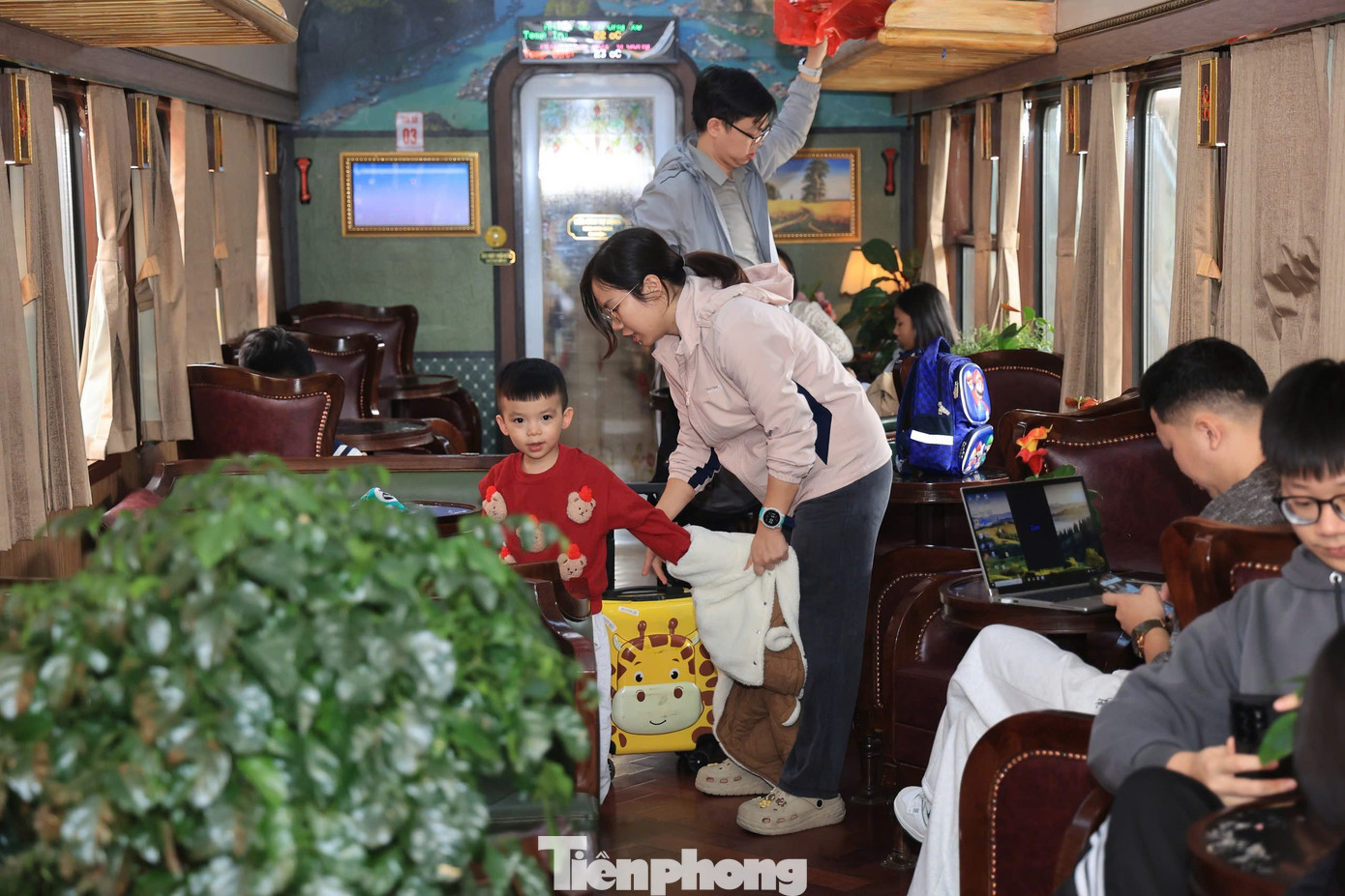 Nhiều người thích đi tàu để 'sống chậm' trong ngày cuối năm- Ảnh 9.