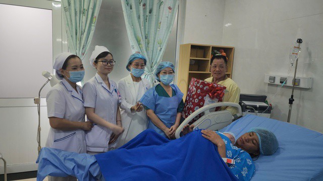 Nhờ sự hỗ trợ chuyên môn và theo dõi sát sao của ekip trực, chị Trương Thị Mây đã sinh con an toàn, mang lại niềm vỡ òa hạnh phúc cho gia đình trong thời khắc đầu năm mới.