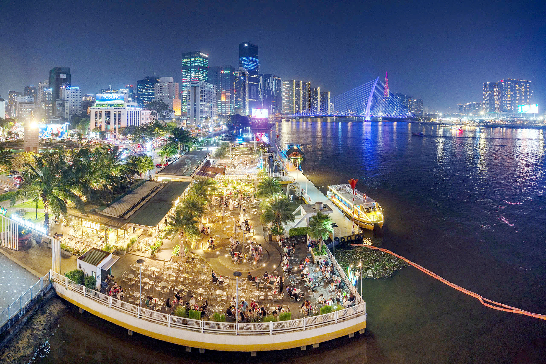 Đường Lê Lợi bừng sáng đón năm mới - Ảnh 2.