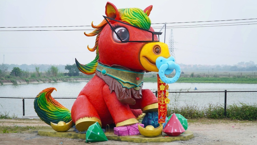 Linh vật ngựa nặng gần 6 tấn, tạo hình hài hước gây chú ý ở Bắc Ninh - 2