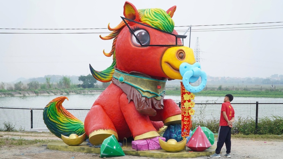 Linh vật ngựa nặng gần 6 tấn, tạo hình hài hước gây chú ý ở Bắc Ninh - 3