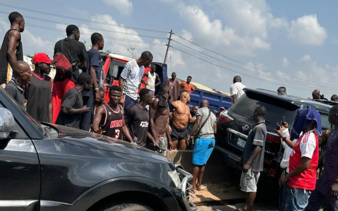 Anthony Joshua được giải cứu khỏi đống đổ nát trước khi được đưa đến bệnh viện.