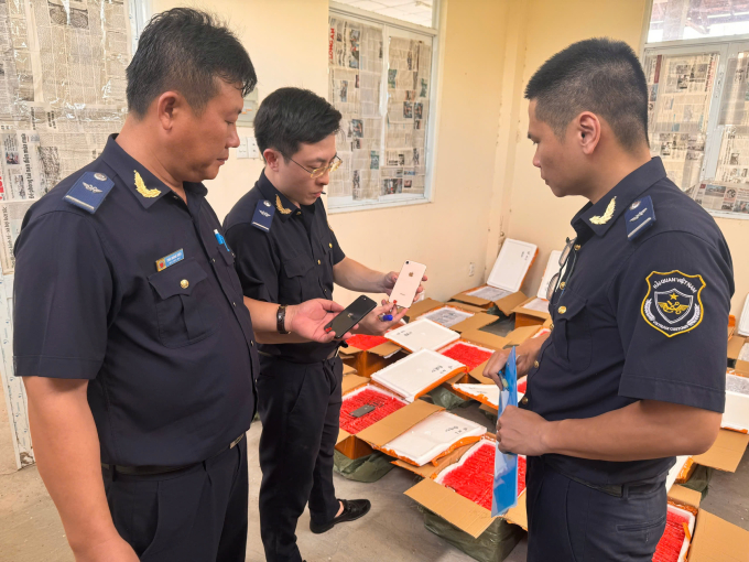 Cán bộ hải quan kiểm tra lô hàng vi phạm của một công ty. Ảnh: Văn phòng Cục Hải quan
