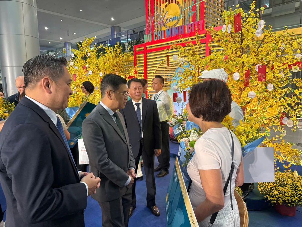 Lãnh đạo TP.HCM trò chuyện cùng các vị khách quốc tế đầu tiên xông đất TP.HCM. Ảnh: Thu Trinh. z7386416025301_541a6a9f3c7c639df3fd00918dfa65e9.jpg