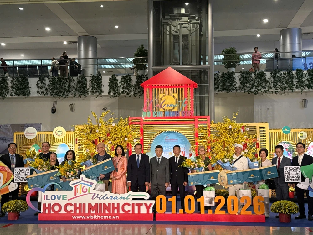 Khoảnh khắc đáng nhớ trong lễ đón khách đầu năm tại Tân Sơn Nhất. z7386482224145_4a2eb5addef2a14e0f7dbdd9b9c3a143.jpg