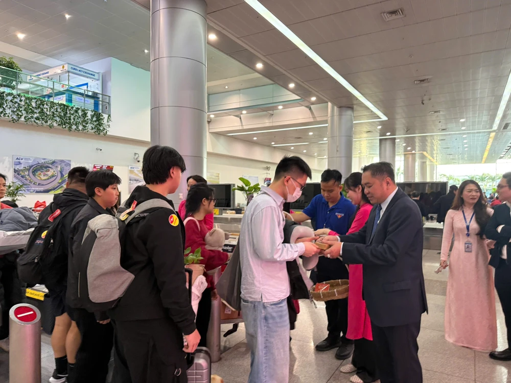 Ông Phạm Huy Bình, Giám đốc Sở Du lịch TP.HCM, tặng quà cho các vị khách quốc tế. Ảnh: Thu Trinh. z7386485543095_4419207d7dc079f39e1665b38da60ac6.jpg